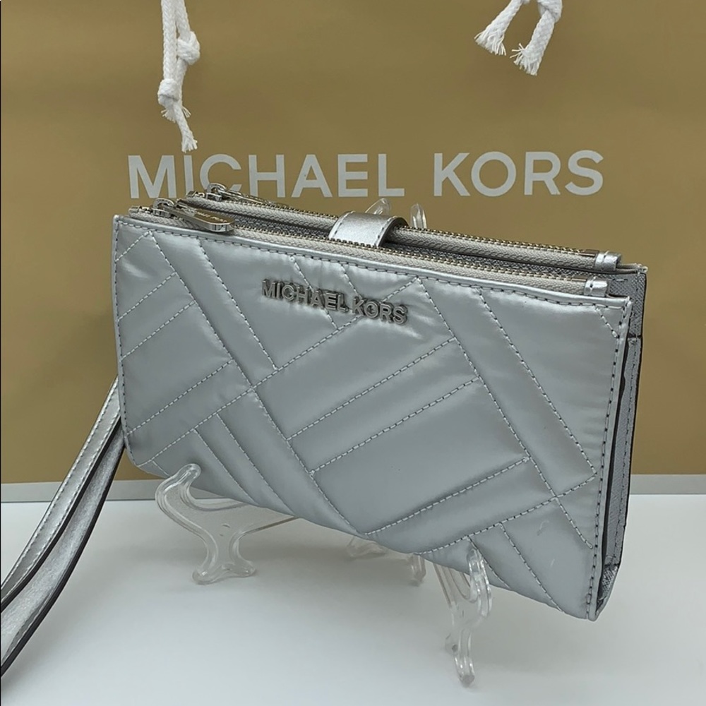 MICHAEL KORS PEYTON LG DOUBLE ZIP WRISTLET SILVER - Picture 6 of 16